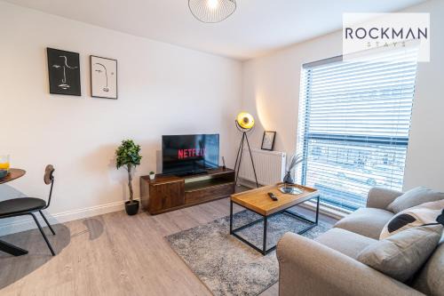 Brentwood Apartamento | Royal Oak 3 - FREE PARKING - Perfect for Contractors - 2 Bedroom - 2 Bathroom - Fast Wi-fi - Long Term Stays -