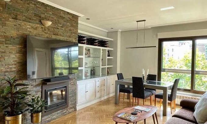 Moncloa-Aravaca Condominio | Royal-Palace Garden View | Elegant 2-Bedroom Flat in the Heart of Madrid