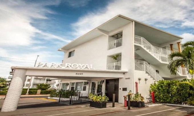 North Beach Hotel | Royal Park Miami Magnificent Room w Pool for Romantic Getaway