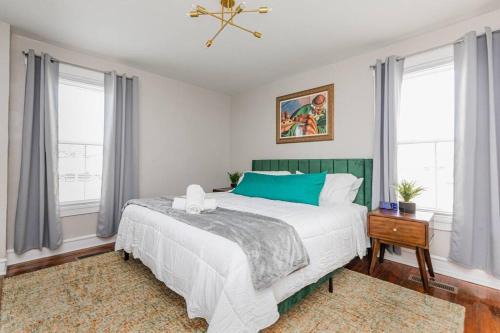 Mosby Apartamento | Royal Respite Green Kings and Grey Queens Hideaway!