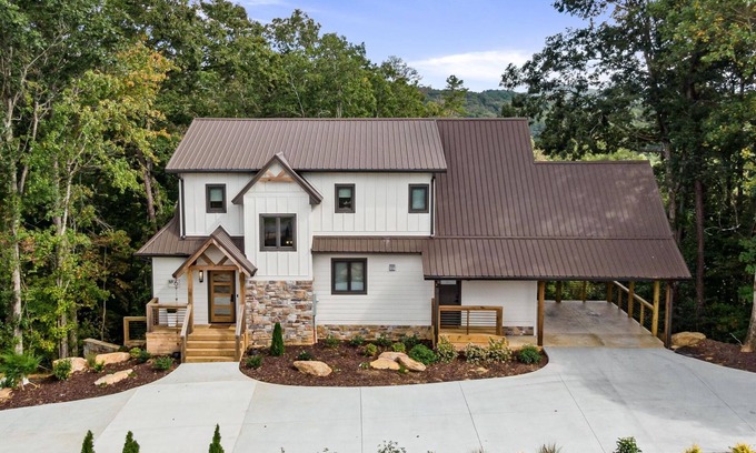 East Ellijay Casa | Royal Retreat - Brand New, Luxury, Mountain View, 4 Bedrooms, All En Suites!