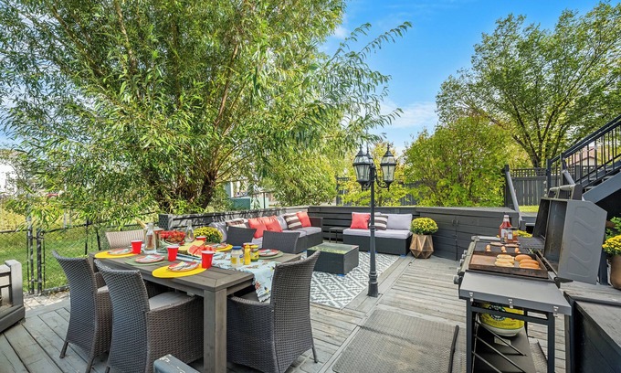 Chestermere Casa | Royal Retreat King beds in Chestermere, 20min to Calgary International Airport