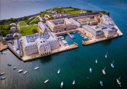 Plymouth Apartamento | ROYAL WILLIAM YARD Luxury Apartments at "THE BRUCE" - FAMILY APARTMENT and Connecting DELUXE STUDIO - PRIVATE connecting lobby so BOOK BOTH For LARGER GROUPS - FREE ONSITE PARKING