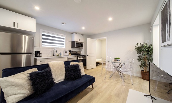 Jasper Place Casa | RoyalBlueBSMTsuite/KingBed/FreeParking/Netflix