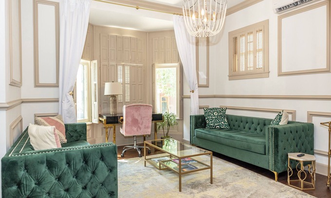 Frederick Apartamento | Royalty on the Park: bar, movie theater, & patio