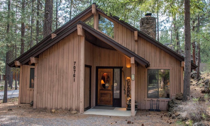 Black Butte Ranch Cabina | RR015 | Lovely Ranch cabin nestled in the woodsy Central Oregon landscape.