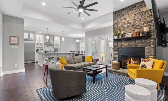 Stanton Casa | RRG Arch Fun House - Theatre, Game Room, Hot Tub & Views