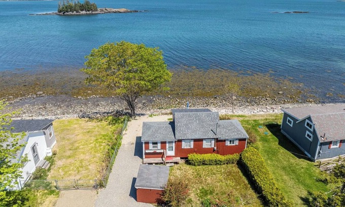 Jonesport Cabaña | Ruby Cottage on the shores of Sandy River Beach