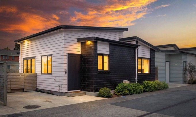 Raumati Beach Casa | Ruby Red Holiday Home Raumati - 2 min walk to Raumati Village & Raumati beach