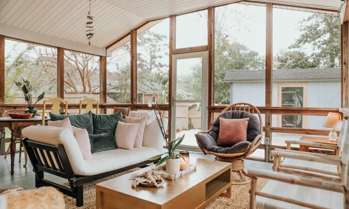 Riverland Terrace Casa | Ruby's Escapade: Art Hotel Speakeasy Vibes with Massive Outdoor Spaces