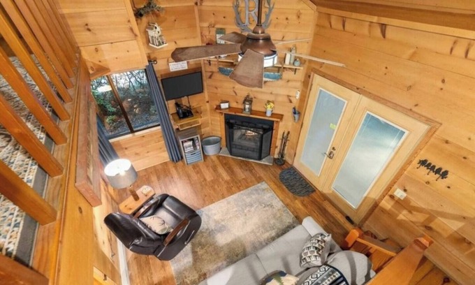 Sautee Nacoochee Cabina | Ruby's Haus | Hot Tub | Dog Friendly | Fireplace