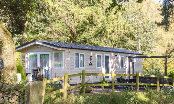 Leek Cabina | RUBYS RETREAT, with hot tub in Leek