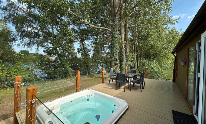 Tattershall Cabina | Rudd lake luxury lodge with a private Fishing Peg & hot tub @Tattershall lakes