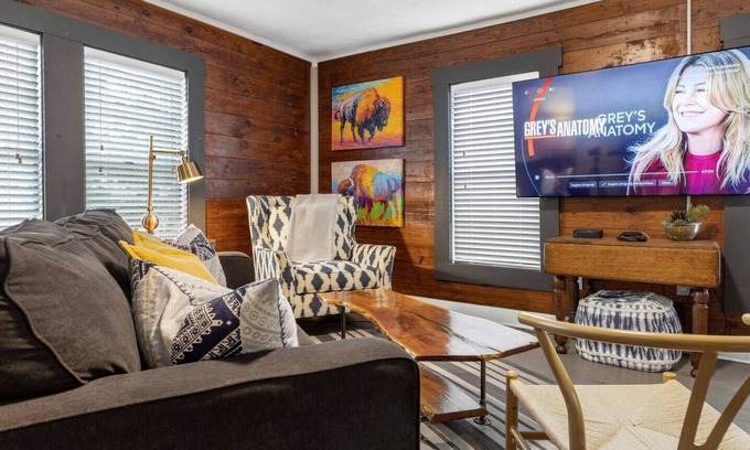 Northgate Apartamento | Rudder's Retreat: Walk to A&M, Comfy King Bed