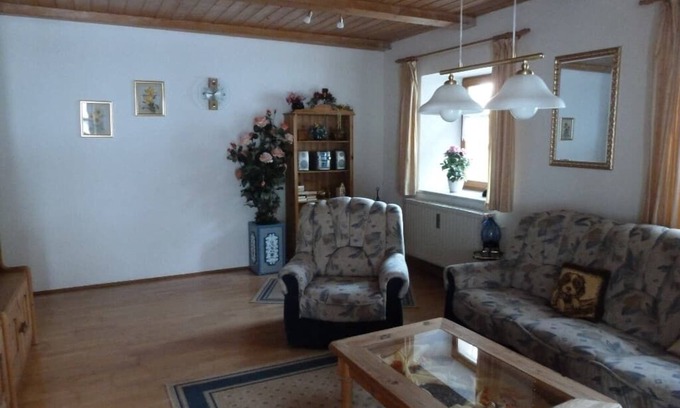 Schwarzenbach Apartamento | Ruhige Ferienwohnung (80qm) mit Terrasse zum Garten