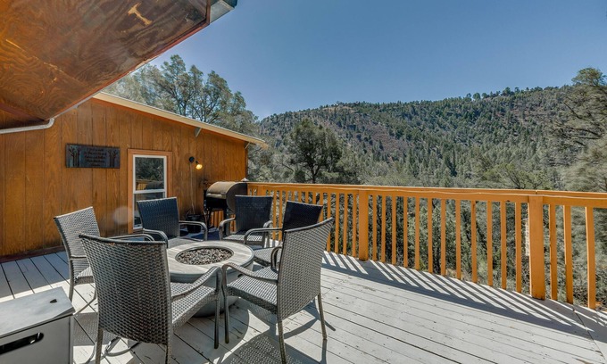 Ruidoso Cabina | Ruidoso Cabin Rental w/ Hot Tub: Walk to Main!
