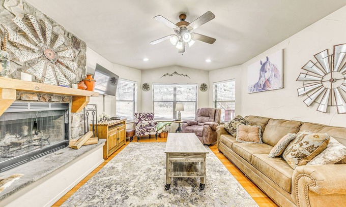Ruidoso Cabina | Ruidoso Cabin Rental w/ Hot Tub: Near Midtown!