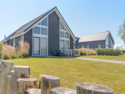 Wemeldinge Casa | Ruim en licht, comfortabel en stijlvol ingericht huis met uitzicht op het meer 16