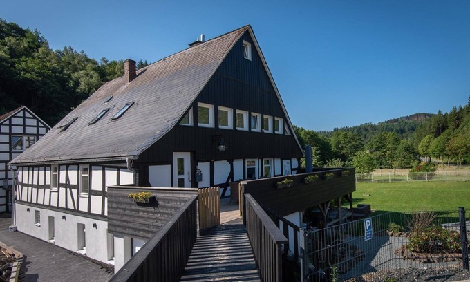 Elkeringhausen Casa | Ruim Sfeervol Appartement met Tuin Midden in de Natuur in de Buurt van Winterberg