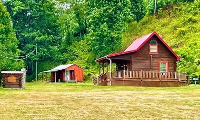 Wilson Creek Cabina | Rumples Retreat at Highland Hideaways - Arcade - Private Drive-in Theater