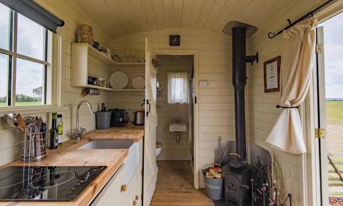 St Mary's Bay Cabina | Rumwold by Bloom Stays - a rural shepherds hut sleeping 2 with amazing views!