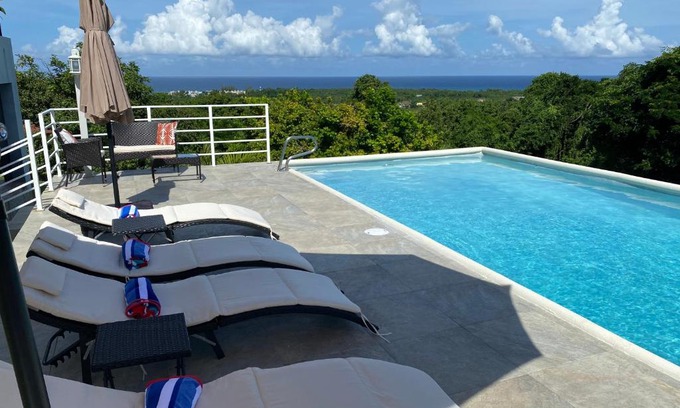 Runaway Bay Casa | RunAway to Tranquility, overlooking the Bay