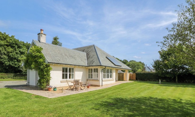 Duns Cabaña | RUNGLEE, pet friendly, country holiday cottage, with a garden in Duns