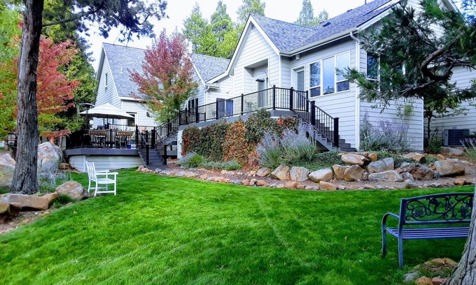 Klamath Falls Casa | Running Y custom single level home with large deck for relaxing.