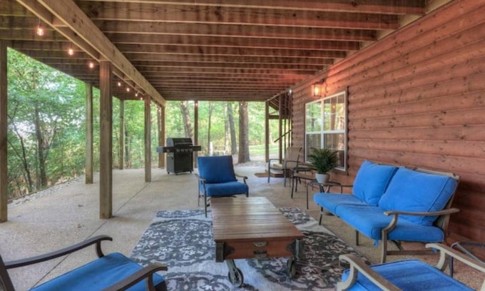 Powell Cabina | Rural 6 bedroom cabin - With a Hot Tub!