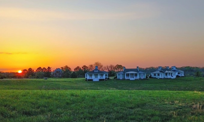 Farmville Cabaña | Rural and charming 2-bedroom cottage near H-SC and Longwood