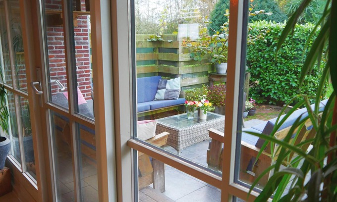 Schagerbrug Villa | Rural and detached group villa with hot tub