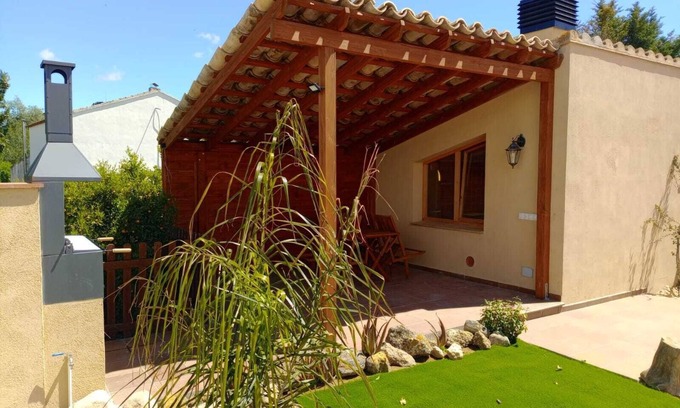 San Martin Sarroca Apartamento | Rural apartment with garden and elevated swimming pool.