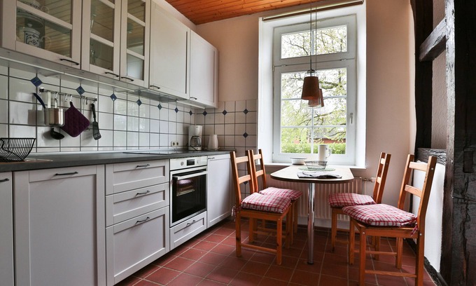 Bosdorf Apartamento | Encanto rural, vida moderna bajo techo de paja en la antigua granja