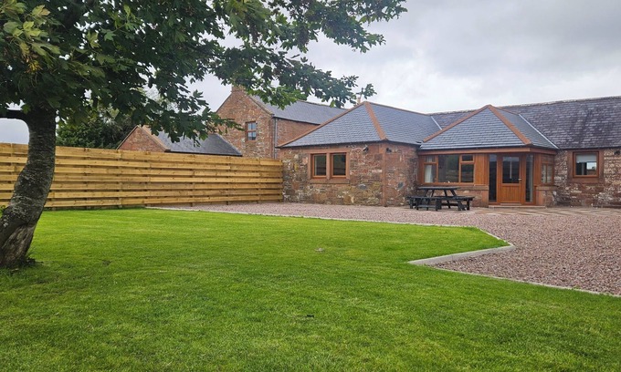 Bankend Cabaña | Rural cottage close to Caerlaverock Castle & WWT Caerlaverock. EV charger