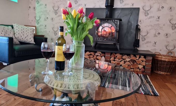 Capel Coch Cabaña | Rural Cottage, Log Burner, Sky, 60 inch TV ,Early check in and large gardens