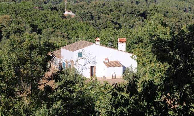 Jabugo Cabaña | Antiguo zarzo restaurado junto a varios senderos