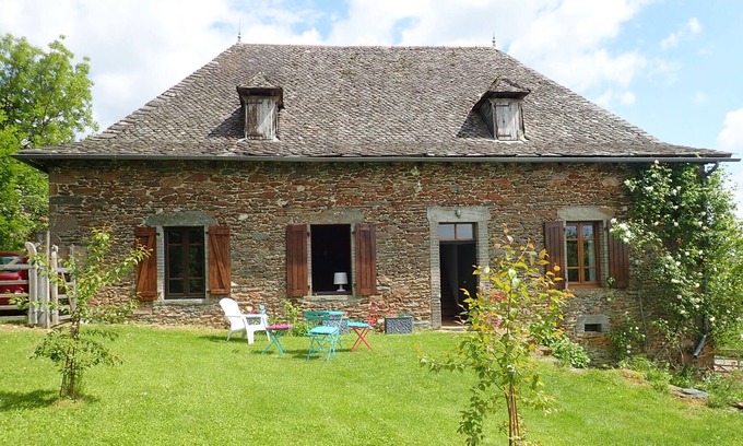 Mourjou Casa | Cortijo francés rural con una piscina en el hermoso campo