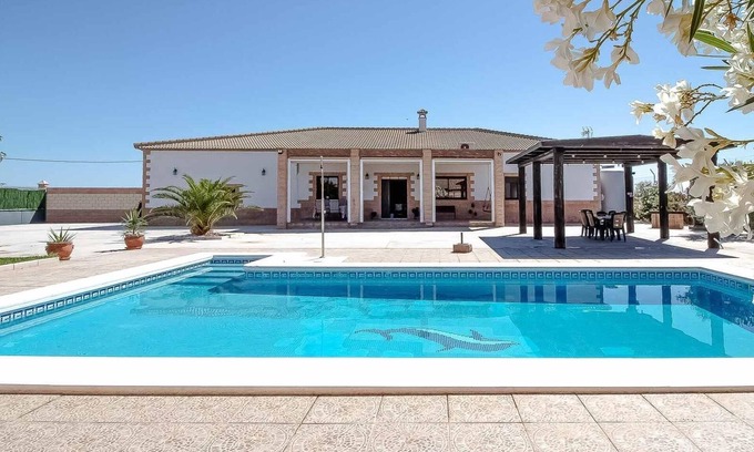 La Lantejuela Casa | Casa de vacaciones rural 'Villa Paquita' con piscina, jardín, terraza y Wi-Fi