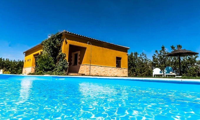 La Lantejuela Casa | Casa de vacaciones rural 'Villa Lucrecia' con piscina y Wi-Fi