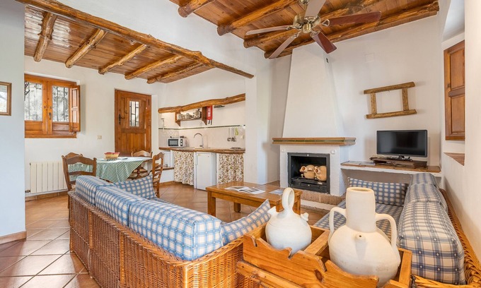 La Zubia Casa | Casa rural 'Casa Rural El Corral' con vistas a la montaña, piscina compartida y Wi-Fi