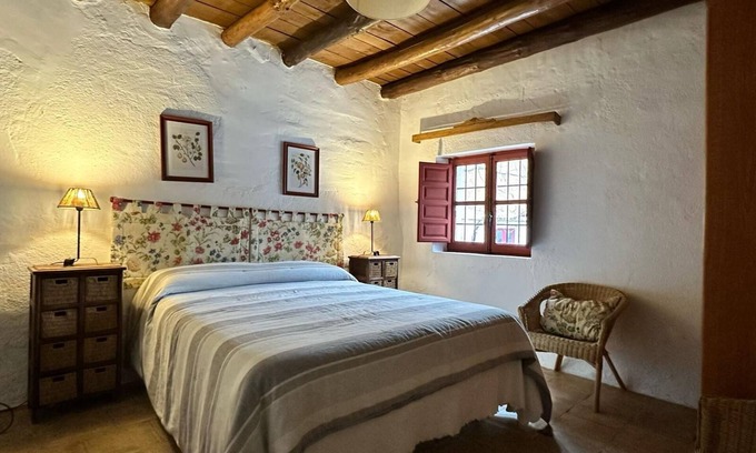 Otura Casa | Casa rural 'La Casa Del Palomar' con vistas a la montaña, piscina compartida y Wi-Fi