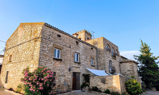 Sant Guim de la Plana Casa | Casa rural 'La Rectoria De Vicfred' con vistas a la montaña, Wi-Fi y aire acondicionado