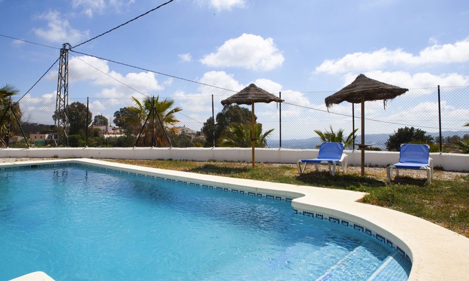 Río Velez Cabaña | Casa rural con piscina. Vistas al mar y la montaña.