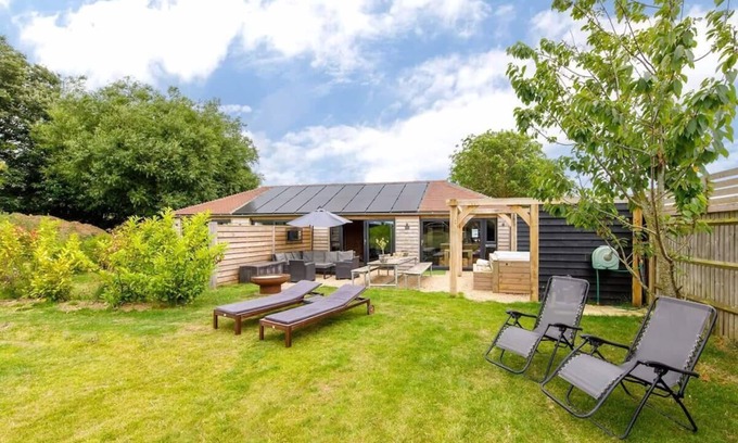Chichester Chalet De Esquí | Rural Lodge Retreat with Hot Tub