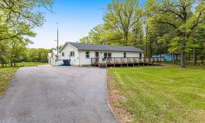 Mather Casa | Rural retreat near Necedah National Wildlife Refuge with deck, firepit, & grill
