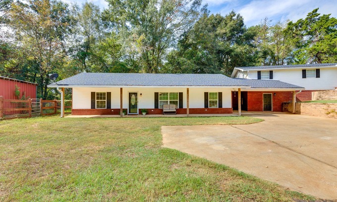 Walker Springs Casa | Rural Retreat w/ Covered Porch Near Jackson
