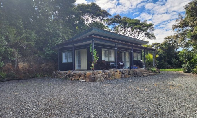 Tuateawa Cabina | Ruru Retreat - peaceful oasis set off the road, pet friendly!