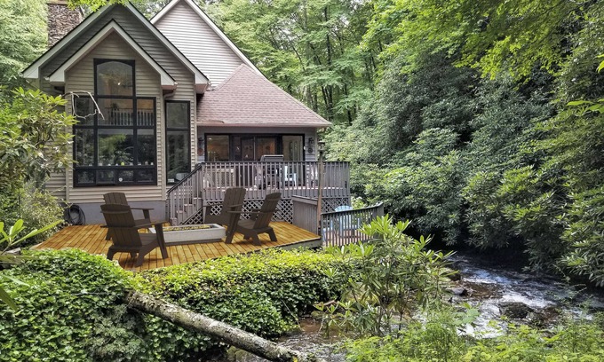Franklin Casa | Rushing Water, Hot Tub, Big Deck, Firepit, Hiking, National Forest & Wi-Fi