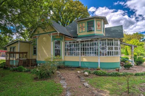 Russellville Casa | Russellville House with Garden - Walk to Main Street