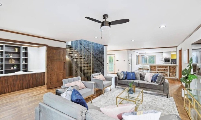 McKinney Casa | Russwood Acres Estate ft Gym, Cinema, Pool Table